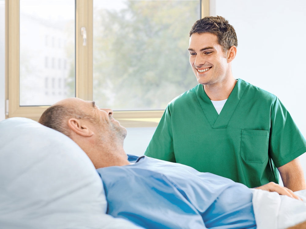 infirmière et patient parlant au chevet du patient