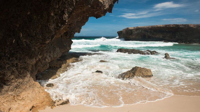 青い空を背景にした美しい湾