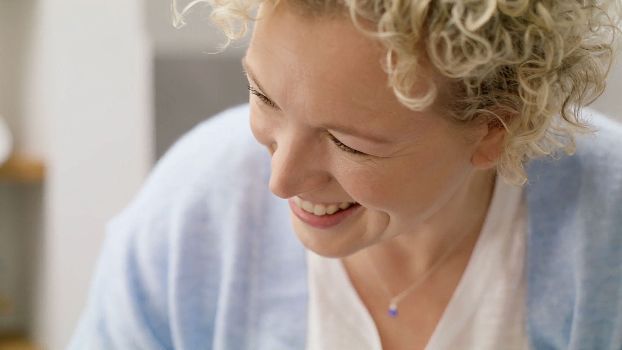 Un professionnel de santé avec un sourire chaleureux.