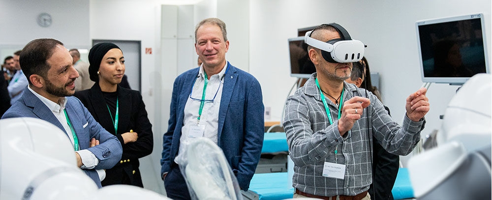 Persona que usa gafas de realidad virtual durante una demostración técnica mientras otros observan.