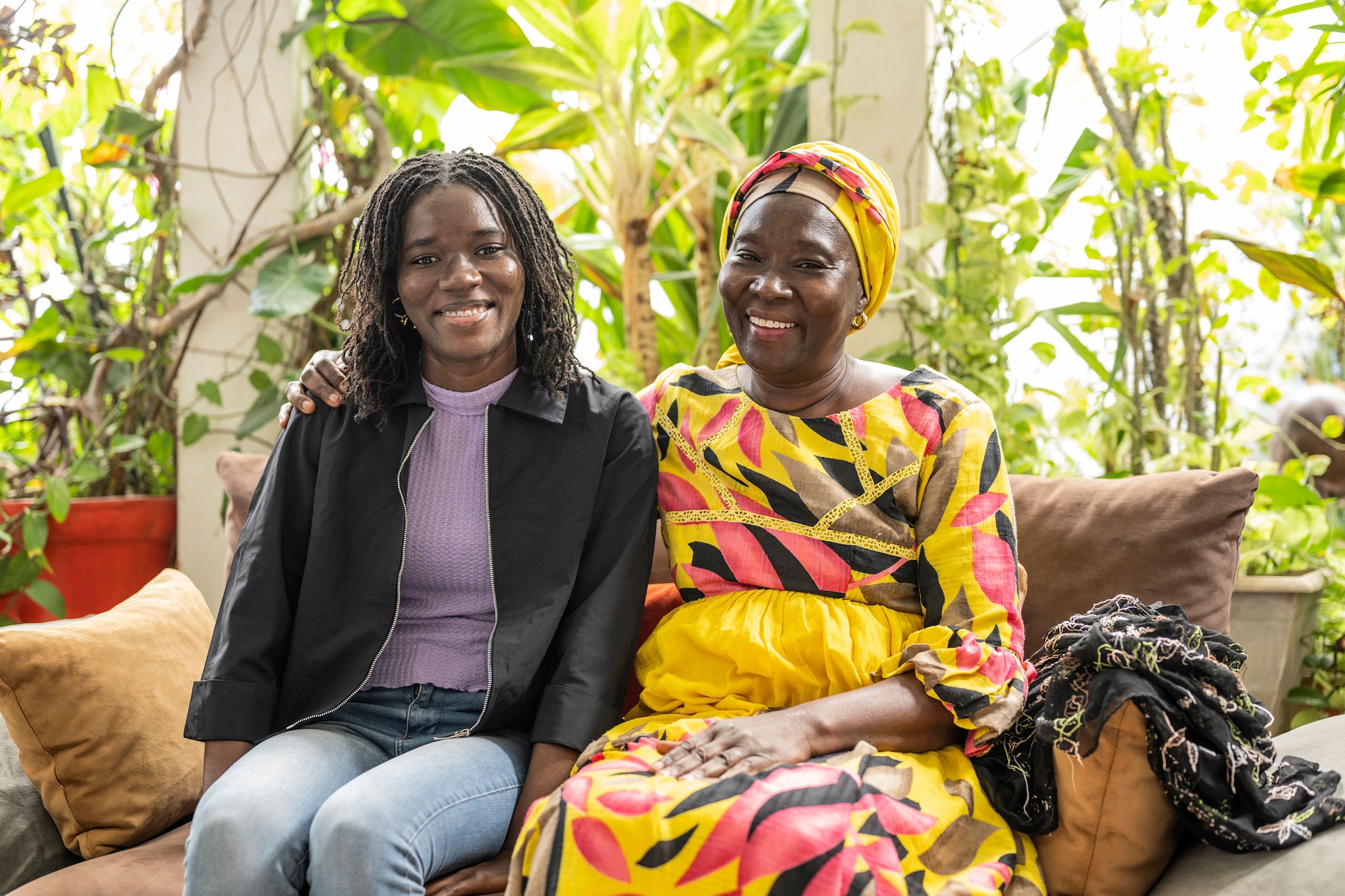 La studentessa di ingegneria medica Mame Fatou Sylberia Diack con la madre a casa a Dakar, in Senegal.
