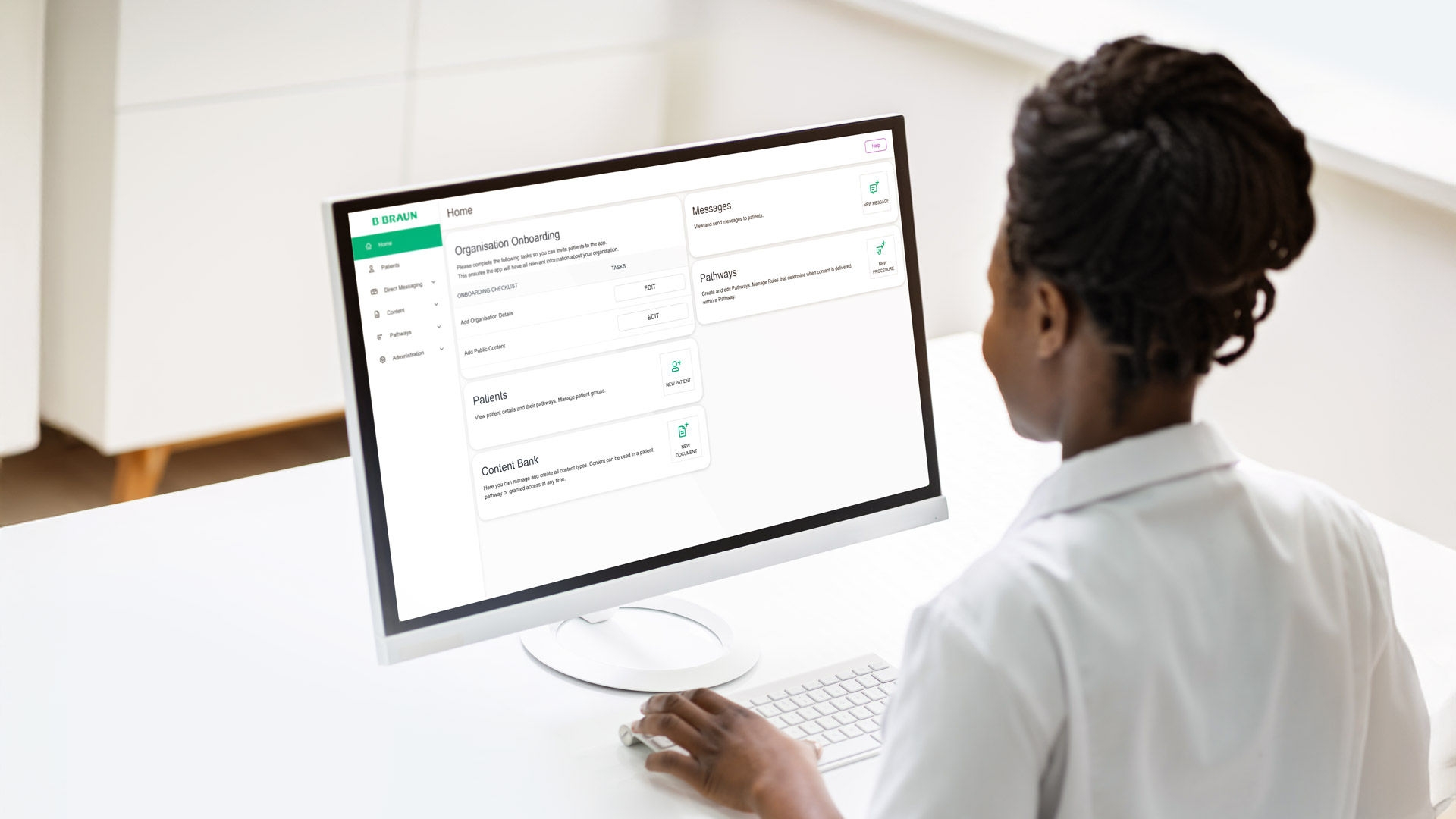 Frau vor einem Desktop-Monitor mit dem ForPatientApp-Bildschirm