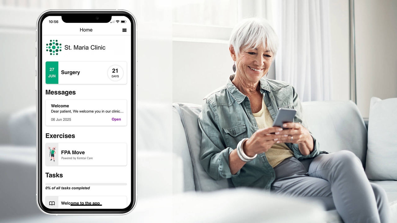 Starsza kobieta siedzi na sofie i używa swojego smartfona. Obok niej pojawia się ekran aplikacji ForPatientApp, na którym wyświetlane są sekcje dotyczące operacji, wiadomości, ćwiczeń i zadań.