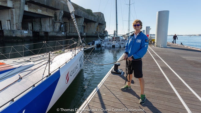 Homme debout dans le port tenant un yacht avec une corde