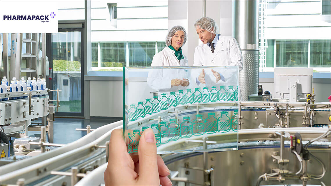 Zwei Produktionsmitarbeiter in Laborkitteln diskutieren