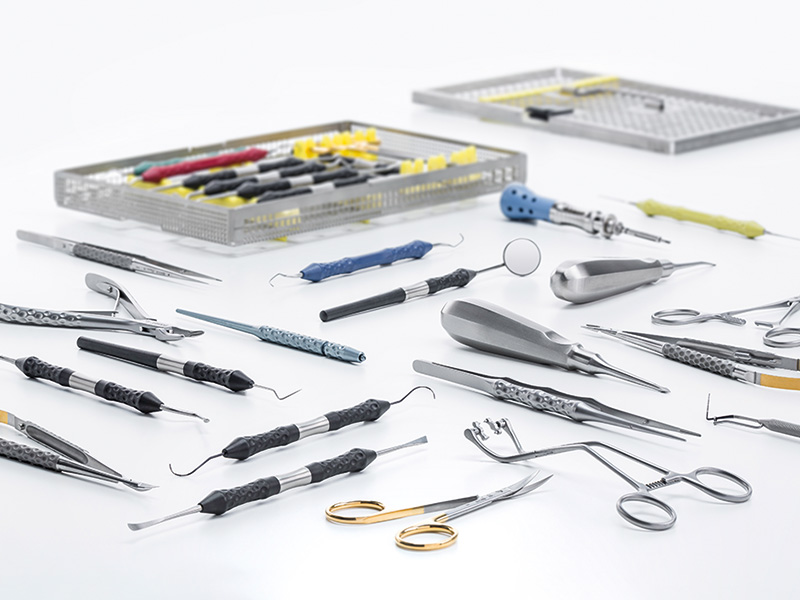Verschiedene Instrumente für die Zahnchirurgie