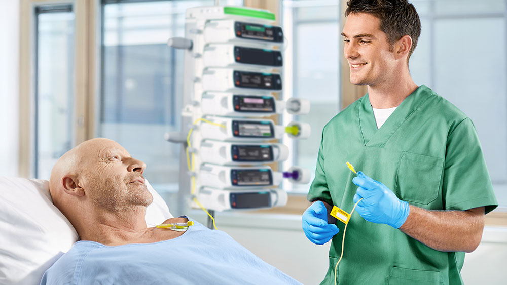 Krankenschwester mit Original-Perfusorleitung für Regionalanästhesie