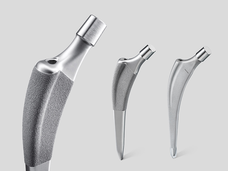 Drei künstliche Hüftschäfte