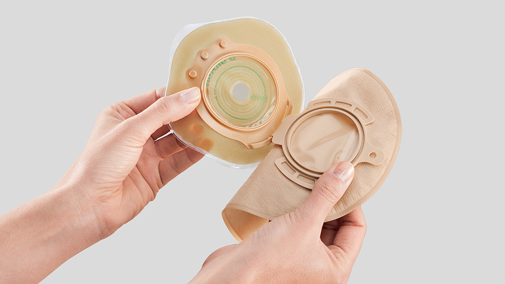 Zwei Hände halten einen Softima 3s Beutel und zeigen ihn geöffnet