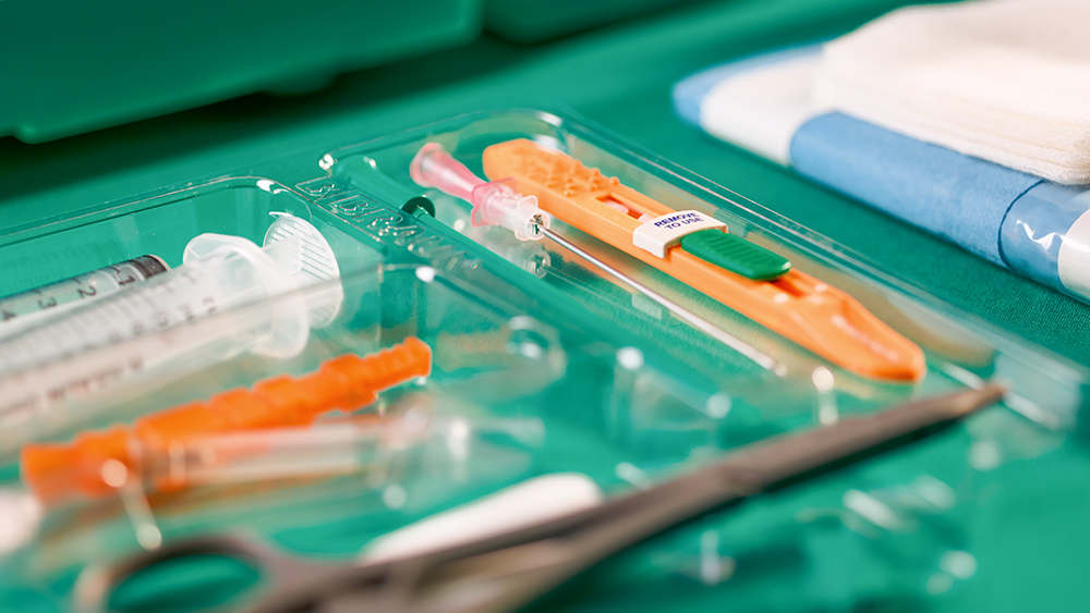 Chirurgische Instrumente liegen in einem Siebkorb