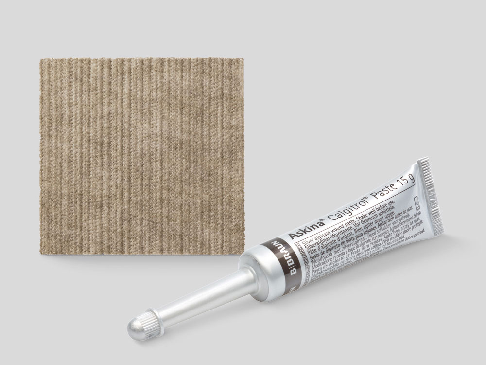 Eine große und eine kleine Tube Askina Calgitrol Paste nebeneinander