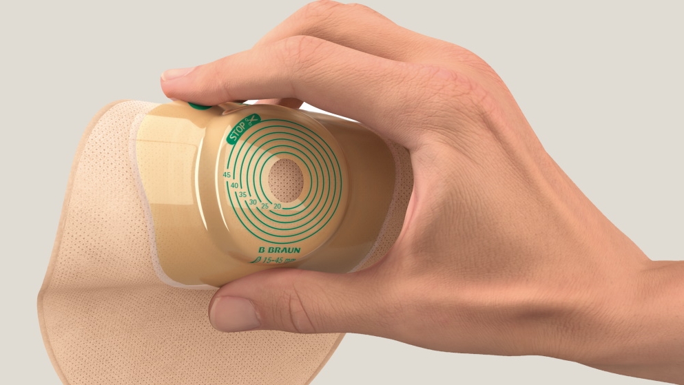 una mano dobla la bolsa de ostomía