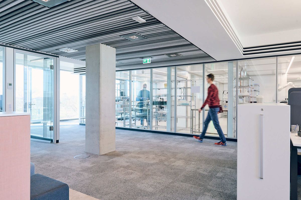 Sisänäkymä toimistorakennuksen laboratoriosta, jota B. Braun accelerator -alumnit käyttävät. 