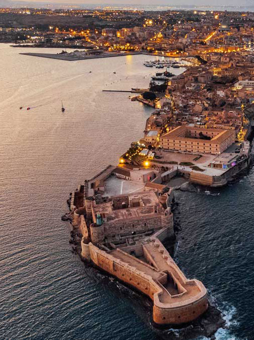 Une vue panoramique sur la ville de Saint-Laurent, en France, mettant en valeur son architecture charmante et son paysage urbain animé.