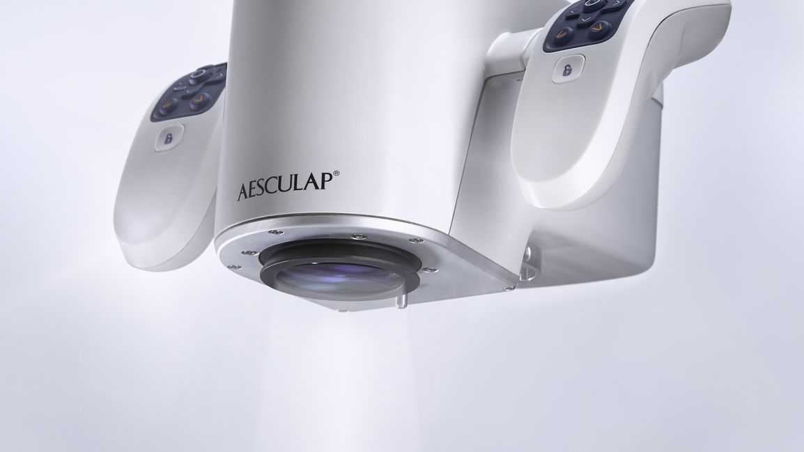 白色の背景に Aesculap Aeos ® という名前の神経外科用デジタル顕微鏡