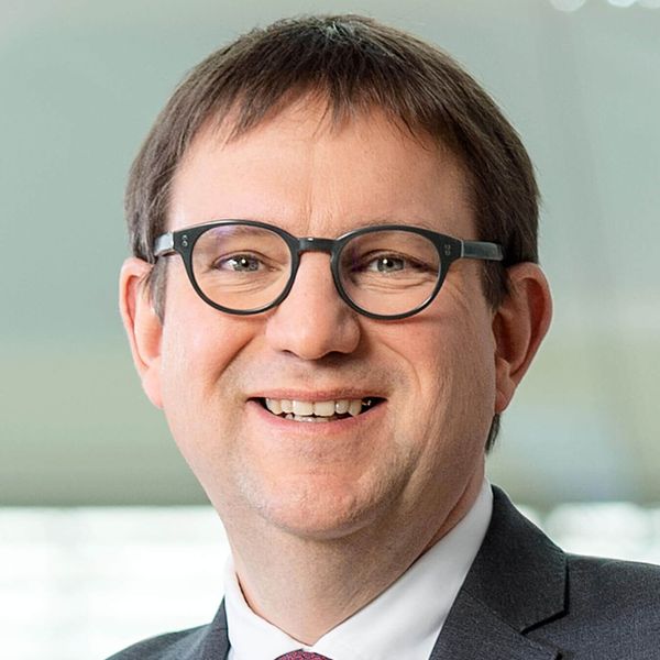 Nærbilde av smilende Priv-Doz. Dr. Stefan Ruppert, styremedlem, Chief Human Resources Officer og Director Labor Relations. 