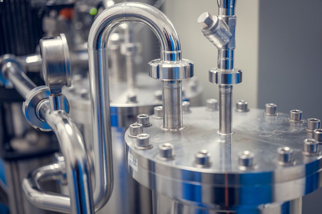 Close-up van B. Braun's AQUAboss waterbehandelingssysteem voor hemodialysetoepassingen van bovenaf 