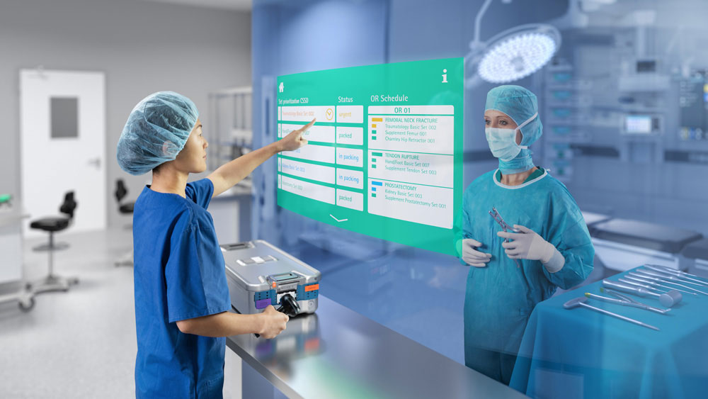 Um médico está realizando uma operação na sala de cirurgia. Uma enfermeira está selecionando instrumentos cirúrgicos em um banco de dados de armazenamento digital.