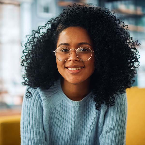 Um indivíduo usando óculos em um fundo verde, exalando confiança e inteligência. 